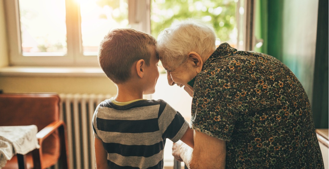 Criança e idosa conversando com carinho, expressando palavras gentis e cuidado no relacionamento.