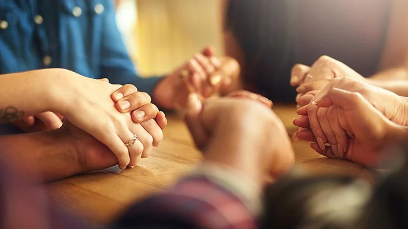 Mãos unidas em oração, simbolizando unidade na igreja