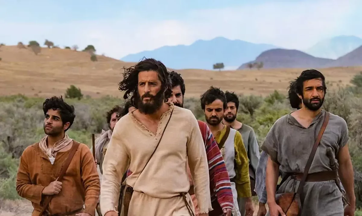 Jesus caminhando com discípulos em uma paisagem aberta, imagem sobre insegurança e confiança em Cristo no caminho.